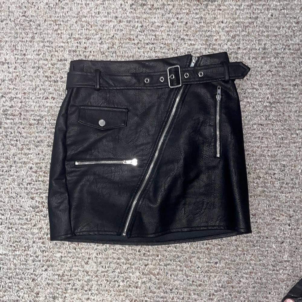 Black pleather mini skirt ✨